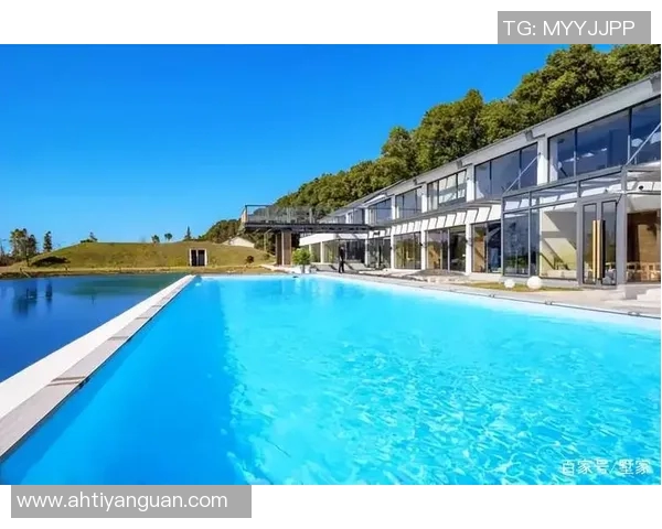 以泳池为核心，打造四季皆宜的度假胜地，体验畅游与悠闲的完美结合